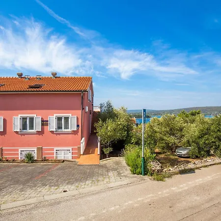 Stunning Apartment In Punat With Kitchen *